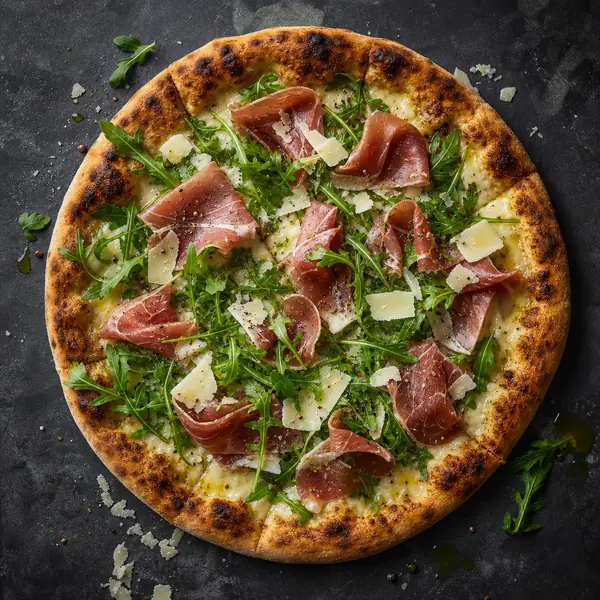 Pizza della Casa von oben: Rohschinken, Rucola und gehobelter Parmesan.
